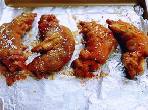 撒上孜然粉，辣椒粉，椒盐粉，白芝麻。