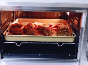 将烤盘入烤箱中层。