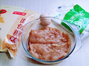 准备好面包糠，淀粉，鸡蛋！