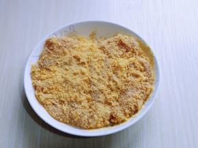 最后均匀裹上面包糠！