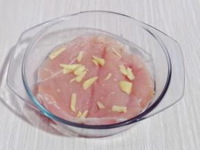 放入玻璃器具中，加入提前切好的姜丝！