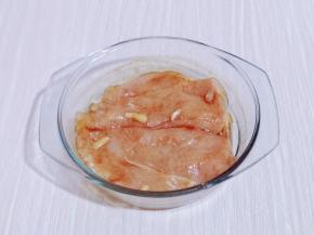 戴上食品手套，按摩鸡胸肉，将调味料完全吸收！腌制2小时！