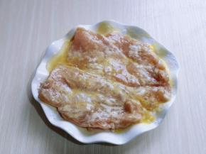 再将两面沾满蛋液！