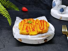 撒上番茄酱。(也可以根据自己的口味放上蘸料)