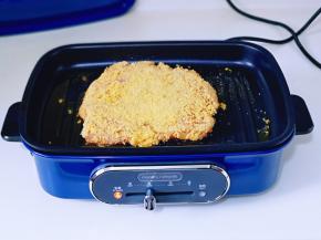 将裹好面包糠的鸡胸肉放入烤盘中！