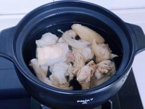 砂锅中加入纯净水，再加入鸡块。(切记一定一次性加足够的水)