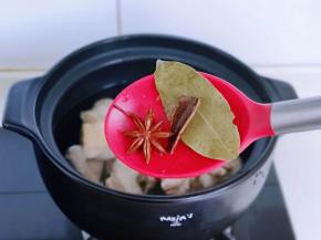 再加入八角，桂皮，香叶。