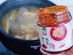 加入2小勺水煮肉片酱，这样增加了汤底的口感。