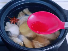 加入料酒，大火烧开，转小火炖15分钟。