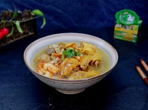 把里面的食物吃完还可以继续涮蔬菜呦～