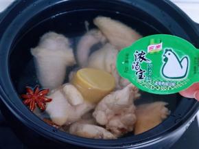 加入老母鸡口味的浓汤宝，增加汤的浓郁口感！