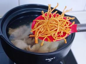 加入洗干净的虫草，小火慢炖20分钟。