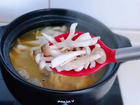 再加入洗干净的菌菇，中小火煮15分钟。