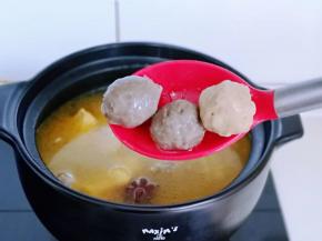 这时汤已经特别浓郁，加入贡丸。