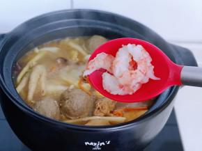 再加入剥好的虾仁，煮2分钟。