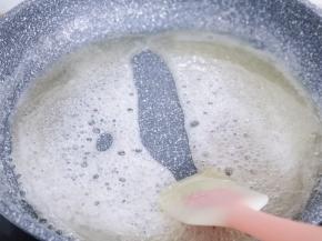 继续小火搅拌，水分彻底蒸发，糖慢慢粘稠。