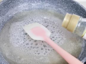 一边熬一边搅拌，设计小火慢熬，将水蒸发掉，出现小泡时加入白醋。