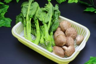 食材：香菇、芥兰、油、盐、蒜末。