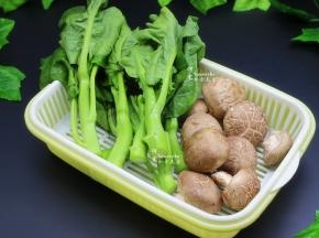 食材：香菇、芥兰、油、盐、蒜末。