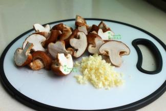 香菇洗净，洗净沥干水，对比切块，但是去皮，剁碎成蒜末