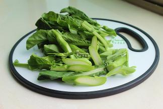 芥兰洗净，沥干水，把芥兰茎斜切，这样炒的时候容易炒熟入味。