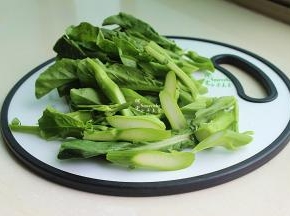 芥兰洗净，沥干水，把芥兰茎斜切，这样炒的时候容易炒熟入味。