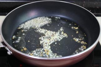 热锅，倒油，放入蒜末小火煸炒出蒜香。要小火，大火容易炒糊