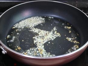 热锅，倒油，放入蒜末小火煸炒出蒜香。要小火，大火容易炒糊