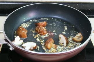 把香菇倒入锅里，炒出香菇的菌类清香。有微微的干黄，这样煸炒的香菇会很好吃。