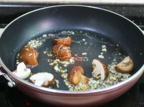 把香菇倒入锅里，炒出香菇的菌类清香。有微微的干黄，这样煸炒的香菇会很好吃。
