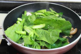 改为大火，把切好的芥兰倒入锅里，大火爆炒，翻炒。锅铲不容易翻炒就用筷子，很方便翻转。