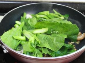 改为大火，把切好的芥兰倒入锅里，大火爆炒，翻炒。锅铲不容易翻炒就用筷子，很方便翻转。