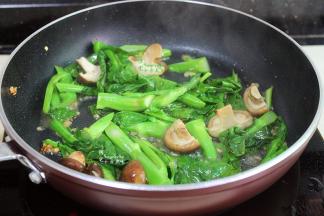 芥兰炒至油亮，翠绿，放盐，炒均即可出锅。