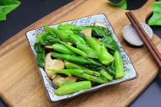 芥兰脆嫩爽口，香菇细滑新鲜，很好吃的一道家常菜就做好了