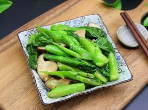 芥兰脆嫩爽口，香菇细滑新鲜，很好吃的一道家常菜就做好了
