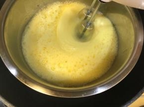 锅内水烧热（大概60度）关火，然后把鸡蛋盆坐到温水里，用电动打蛋器高速搅打。