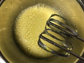 鸡蛋加糖用打蛋器打散。