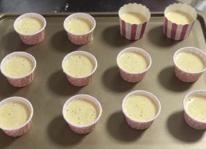 将面糊倒入模具或纸杯内，轻震几下，震出气泡。