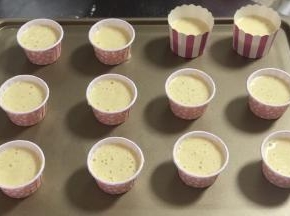 将面糊倒入模具或纸杯内，轻震几下，震出气泡。