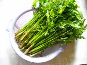 准备好野芹菜。