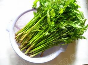 准备好野芹菜。