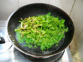 锅中水开，倒入水芹焯一下，芹菜变色即捞起。