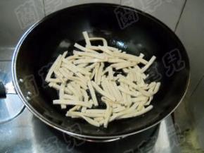 锅中油热，倒入白豆干。
