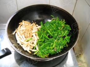 豆干拨一边，倒入野芹菜。