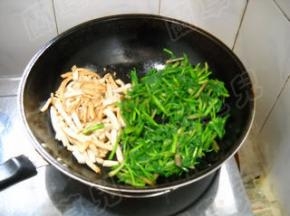 豆干拨一边，倒入野芹菜。