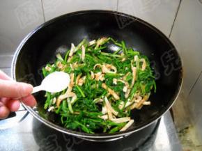 翻炒均匀，加入盐，炒匀。