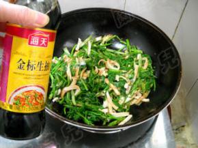 淋入生抽，炒匀。