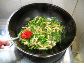 加入自制红剁椒，炒匀。