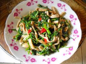 炒好的野芹白豆干盛入盘中即可食用。