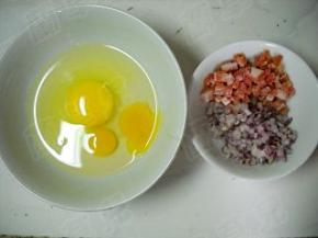 鸡蛋和鸽蛋磕破于碗中，加少许盐拌匀；洋葱、香肚切细粒。